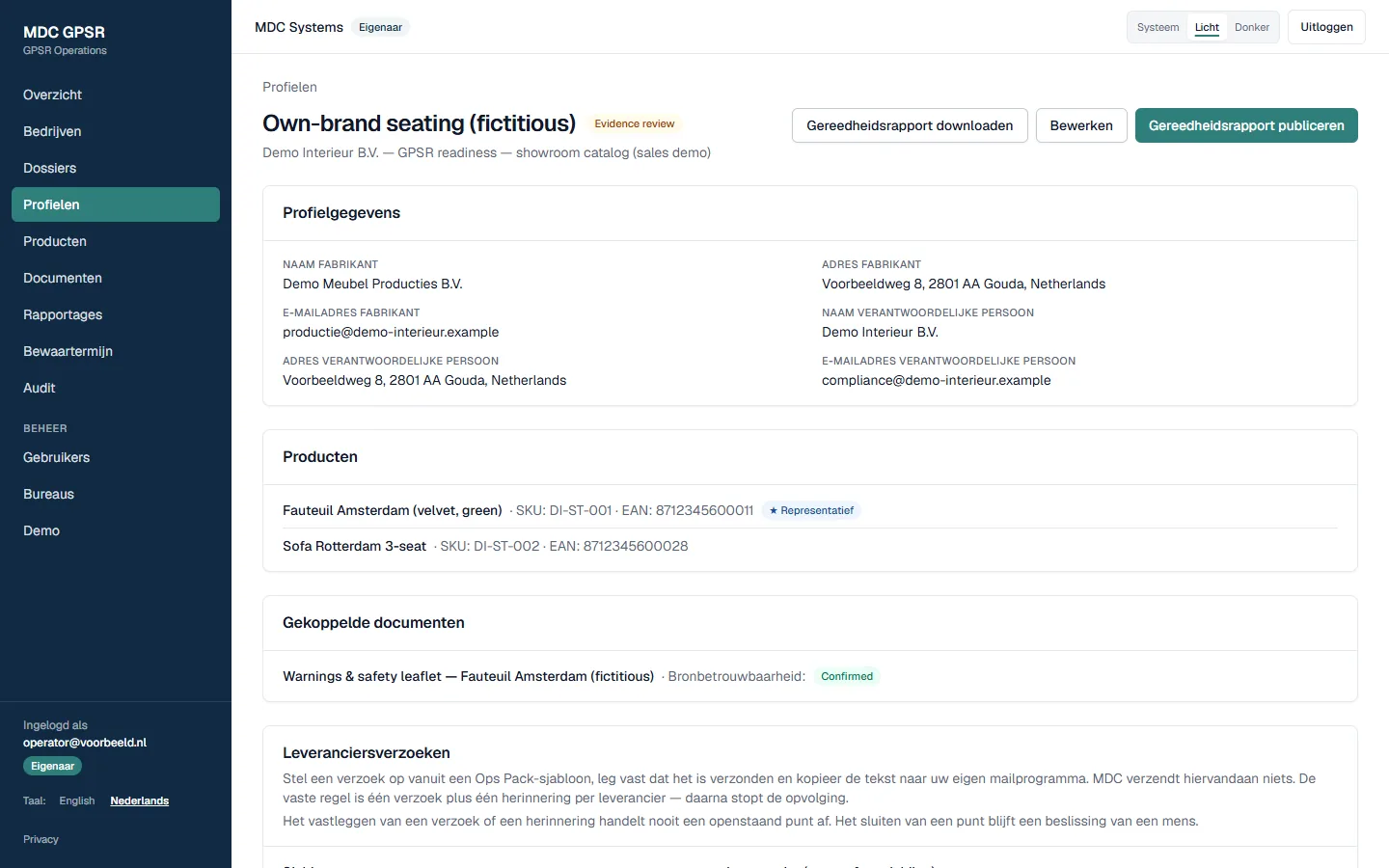 Detail van een productfamilie: fabrikant- en verantwoordelijke-persoongegevens, producten met SKU en EAN, gekoppelde documenten met bronbetrouwbaarheid, en de knop om het gereedheidsrapport te downloaden